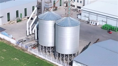 Silos d’acciaio vs. Silos de cement: che l’è la diferenza?