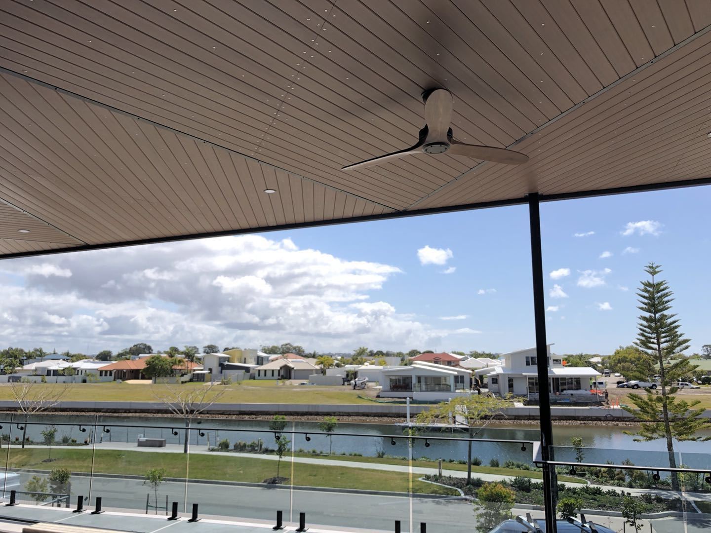 La Francia g’ha un impatt sü la bas de la società de 100 miliun de europea.